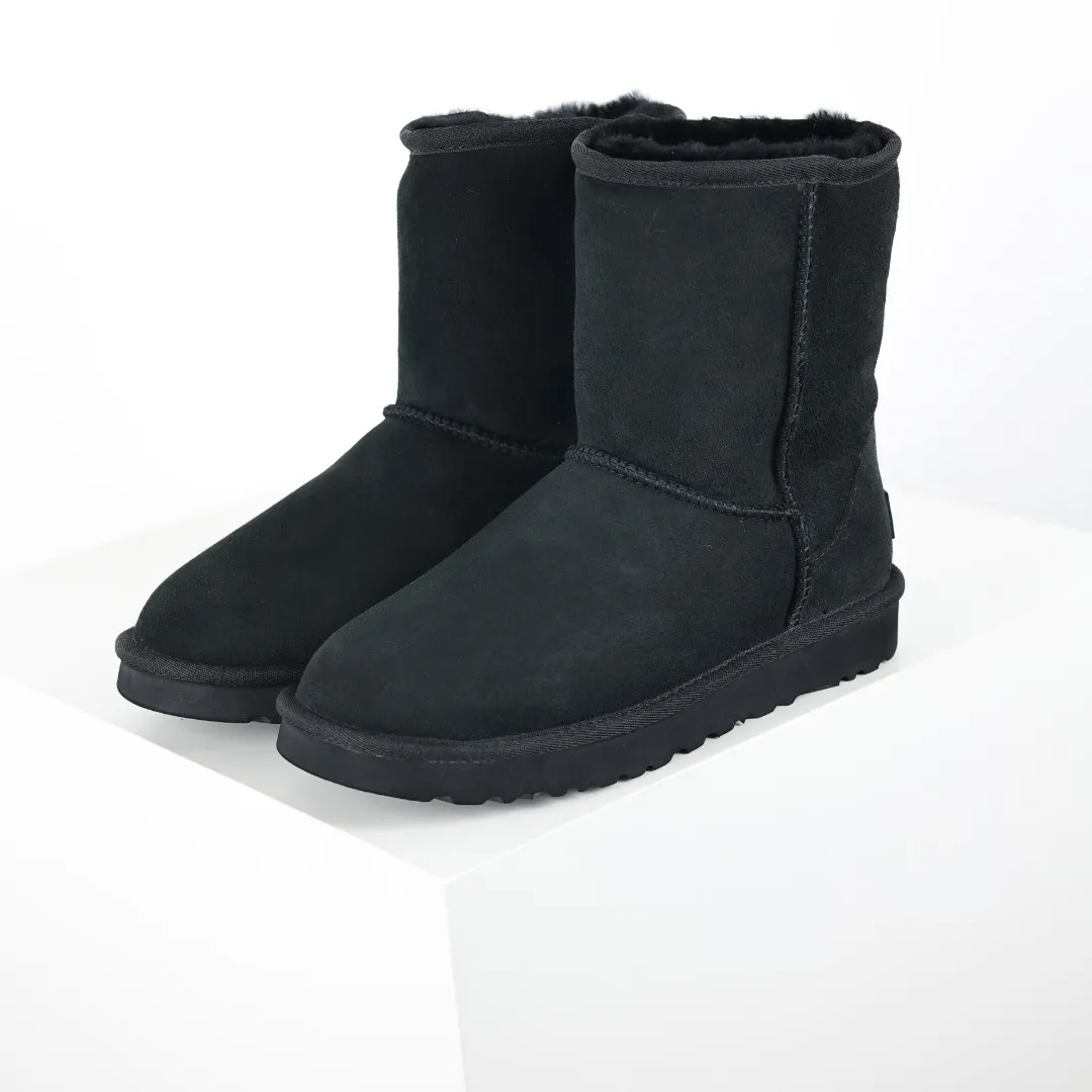Pick up locally 💰600 Core recommended good price Cashmere insoles are a very suitable choice for keeping warm in winter and at home. In the new year, uug launched a series of styles, which are partially geared towards the preferences of young consumers and have also moved to the forefront of fashion trends. Shoe body material Water-repellent coated suede upper 17mm UGGPURE™ implanted wool insole Lightweight non-slip comfortable rubber outsole With brand LOGO Trademark Comes with a full set of packaging Size: 35 36 37 38 39 40
